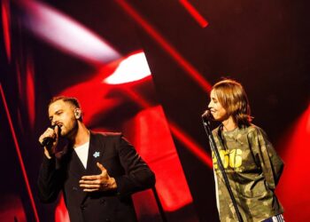 Emotioneel moment: Jim Bakkum beleefd onvergetelijk moment op het podium