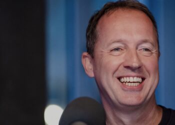 Edwin Evers maakt tv-debuut als presentator van talentenshow UNPLUGGED