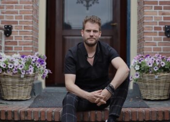 Tim Akkerman doet opvallende onthulling over verleden