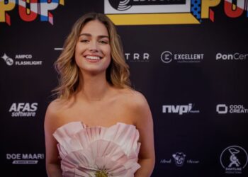 Roxy Dekker schittert in een opvallende jurk, geïnspireerd door déze wereldster