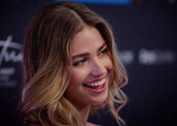 Roxy Dekker schittert in een opvallende jurk, geïnspireerd door déze wereldster