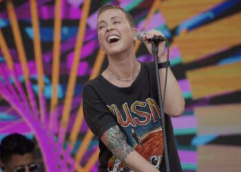 Anouk maakt emotioneel muziekcomeback met nieuw werk