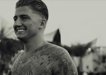 Mart Hoogkamer breekt: jeugdherinnering slaat in als bom