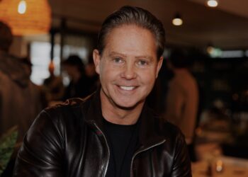 Danny de Munk onheus bejegend door onbekende vrouw