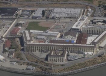 Bekende rapper 14 keer gestoken in de gevangenis