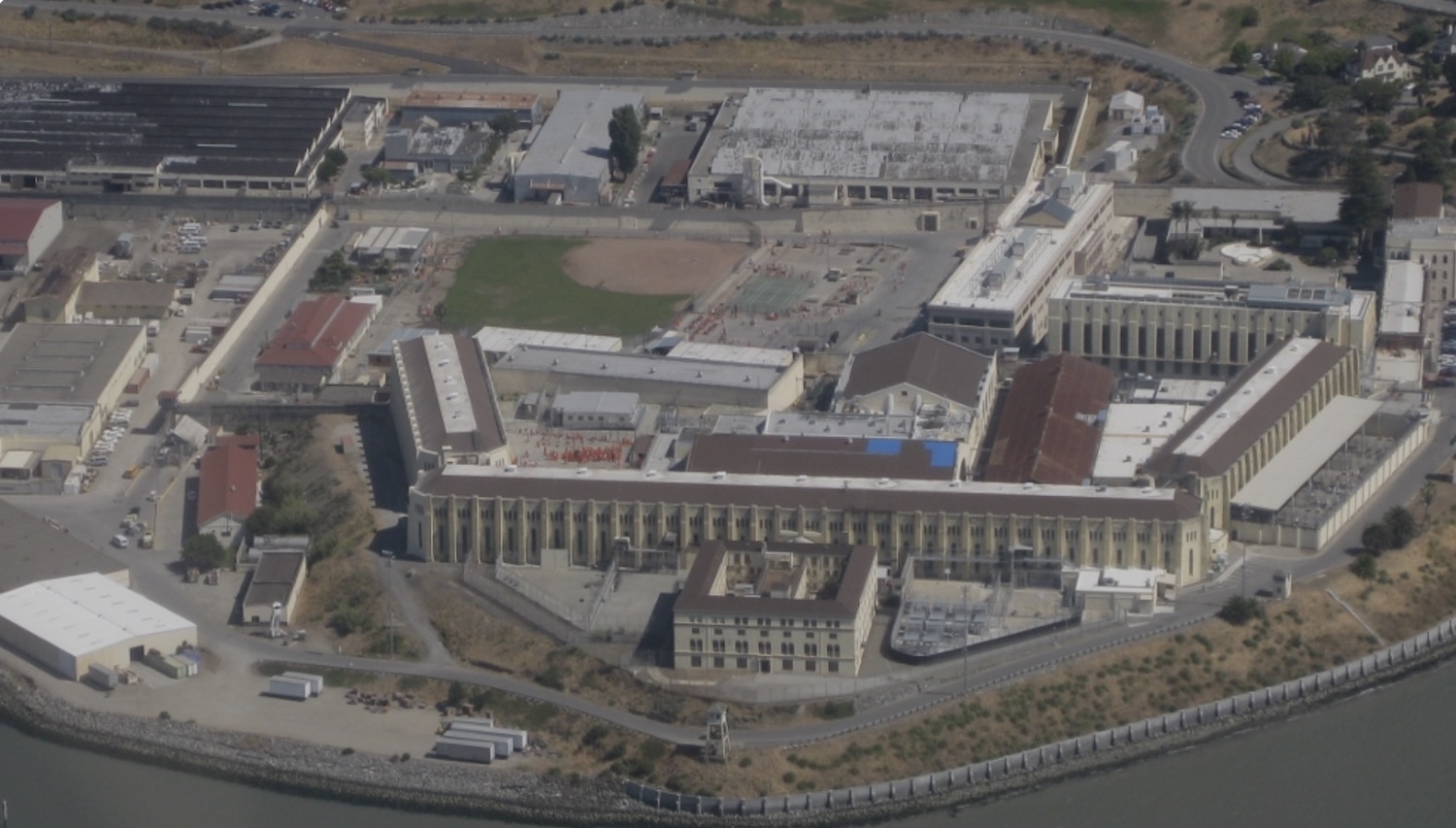 Bekende rapper 14 keer gestoken in de gevangenis – Muziekzine