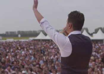 Volkszanger zet stap in de liefde: ‘Ze zei volmondig ja’