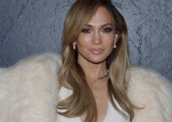 Zien: Jlo shockeert met bizarre podiumactie