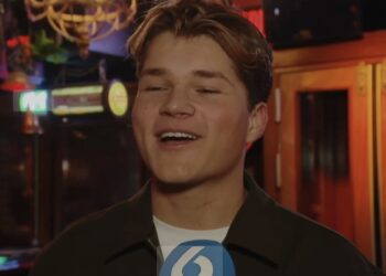 Publiek geschokt: volkszanger verschijnt gehavend op podium