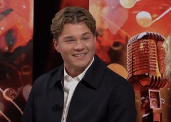 Publiek geschokt: volkszanger verschijnt gehavend op podium