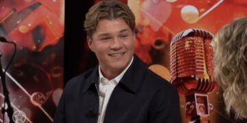 Publiek geschokt: volkszanger verschijnt gehavend op podium