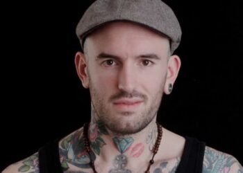 Bizar: Ben Saunders doelwit bij enorme explosie