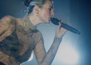 Maan verrast iedereen met compleet gestoorde bijbaan