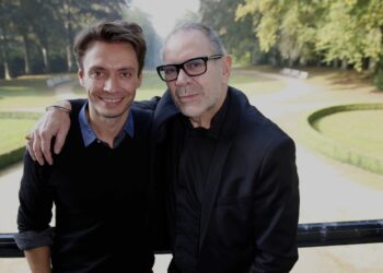 Zoon van Rob de Nijs doet een verrassend boekje open