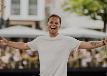 Fans smelten bij optreden van zoontje (5) van deze artiest