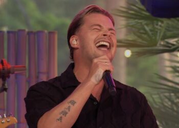 Fans smelten bij optreden van zoontje (5) van deze artiest