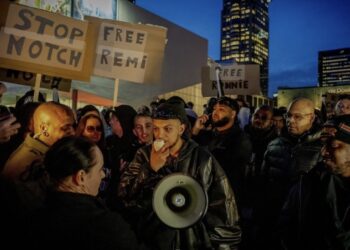 Ronnie Flex voelt zich zwaar in de zeik genomen