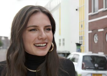 Doorschijnende jurk van Maan zet social media op z’n kop