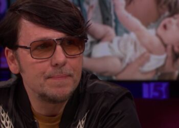 Zien: Jan Dulles breekt tijdens eerbetoon overleden dochter