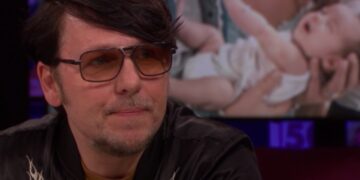 Zien: Jan Dulles breekt tijdens eerbetoon overleden dochter