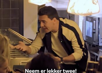 Jan Smit zorgt voor enorme chaos in broodjeszaak
