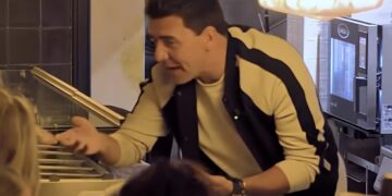 Jan Smit zorgt voor enorme chaos in broodjeszaak