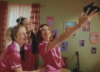 Zien: Gert Verhulst gaat viraal met opvallende beelden: ‘huiskamerconcert’