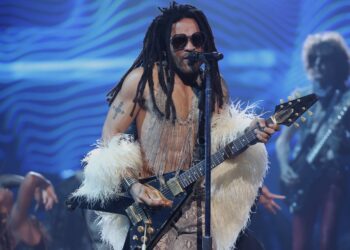 Lenny Kravitz gewond na optreden: dreadlocks uit mijn hoofd