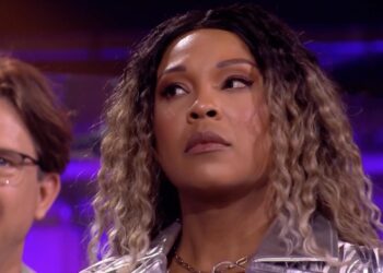 Angela groothuizen barst in tranen uit bij The Tribute: Battle of the Bands