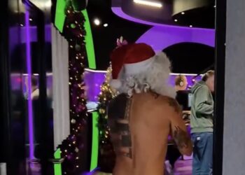 Zien: Douwe Bob crasht halfnaakt studio binnen