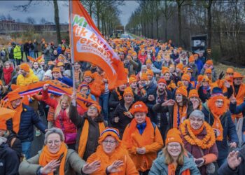 Uniek moment voor Dries Roelvink met dweilorkest