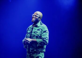 Bizarre actie van Jandino tijdens de show: ‘Hij is er uit gezet’