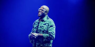 Bizarre actie van Jandino tijdens de show: ‘Hij is er uit gezet’