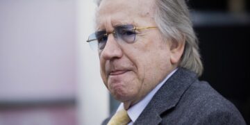 Lee Towers is er klaar mee en uit zijn woede: “Doe normaal, man!”