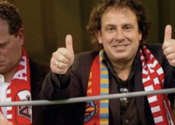 Kippenvel bij eerbetoon voor Marco Borsato in het stadion van AZ