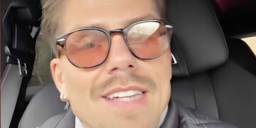 Langdurige wending voor Andre Hazes op het vliegveld na liefdevolle reis