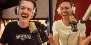 Zien: Bram Krikke verrast radiocollega Kai Merckx met extreem cadeau voor zoon Guus