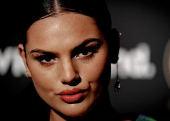 Famke Louise doet Bizarre uitspraak over corona-interview bij Jinek