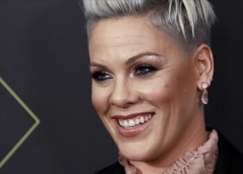 Popster P!nk brengt jaarwisseling door in ziekenhuis