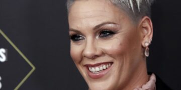 Popster P!nk brengt jaarwisseling door in ziekenhuis