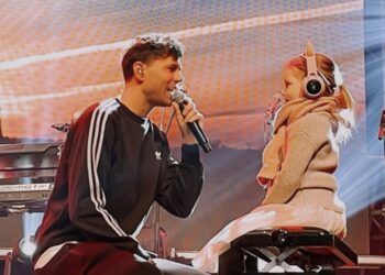 Warm en muzikaal: duet tussen Simon Keizer en dochter verovert harten