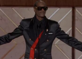 Publiek valt stil na opmerkelijke onthulling van Snoop Dogg op podium