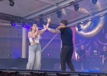 Roxeanne Hazes zorgt voor kippenvel met emotioneel eerbetoonconcert