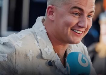 Opmerkelijke actie van Michael van Gerwen bij optreden Mart Hoogkamer