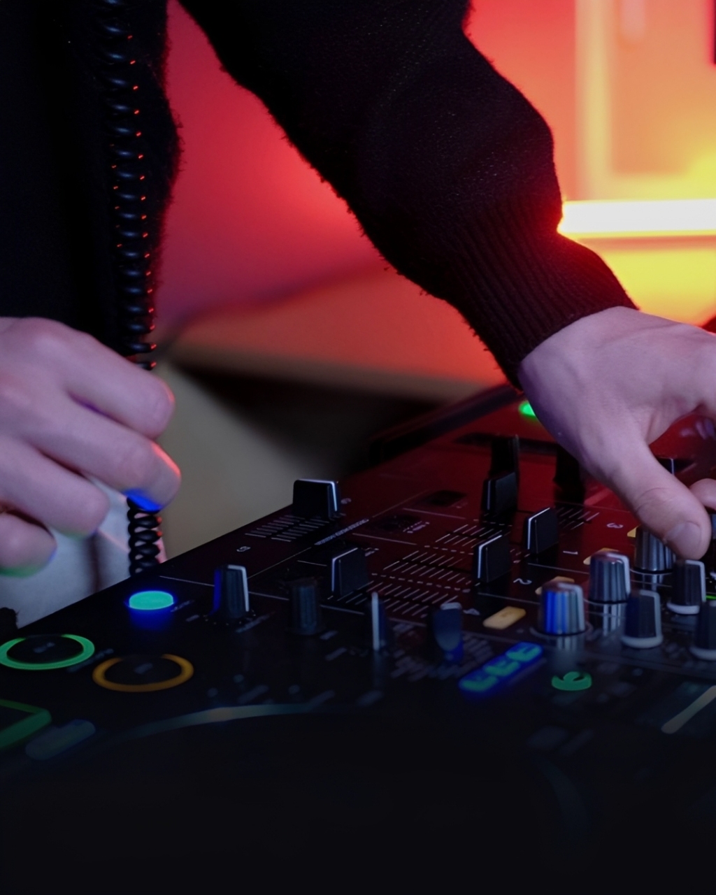 Bekende dj (50) overleden, dinsdagavond dood aangetroffen