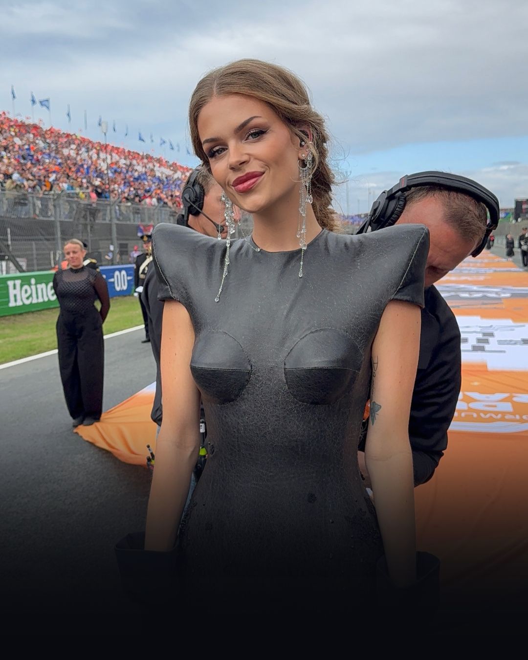 Davina Michelle trekt alle aandacht tijdens F1-moment