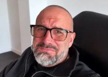 Dean Saunders breekt met aangrijpende woorden: ‘Dit beloof ik voor de rest van mijn leven’