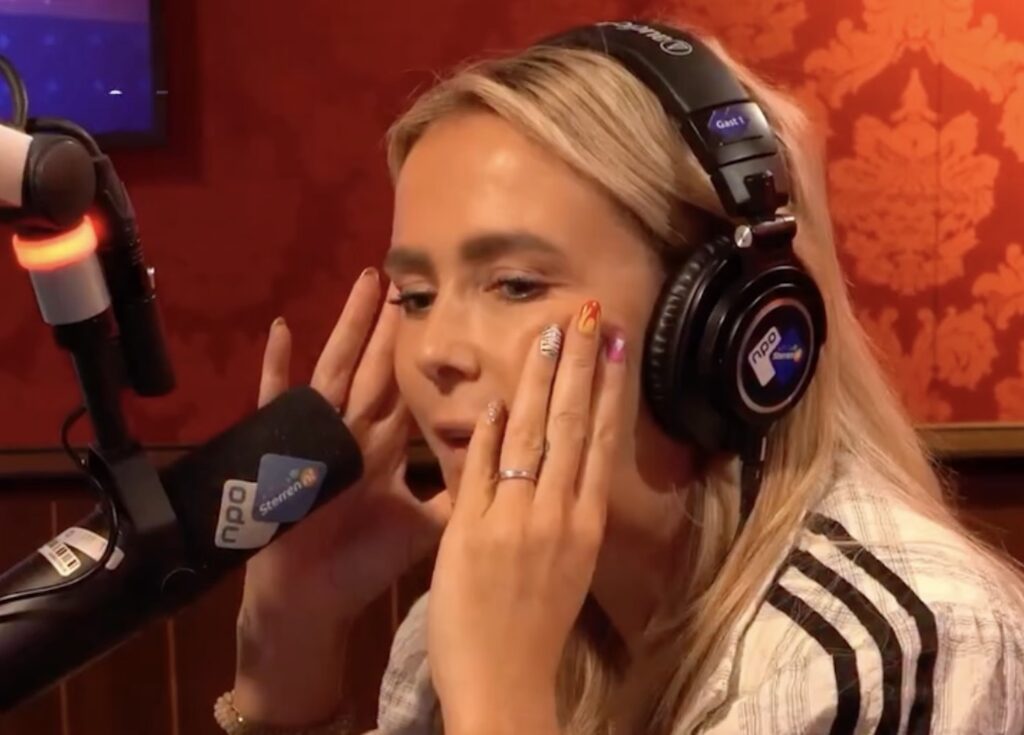 Monique Smit slaat terug met groot succes na ruzie met broer Jan