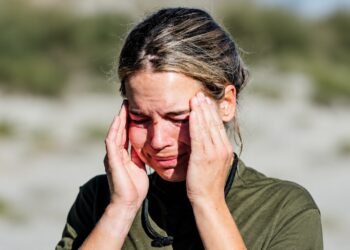 K3'tje Klaasje Meijer valt met pasgeboren baby Abel in armen van de trap