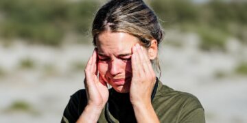 K3'tje Klaasje Meijer valt met pasgeboren baby Abel in armen van de trap